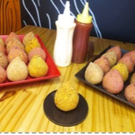 Este combo Contém: -6 Coxinhas de Frango c/requeijão -5 Coxinhas de Calabresa com Requeijão -5 Coxinhas de Presunto e Queijo -Convenção 2l ou Del Valle 1 litro.