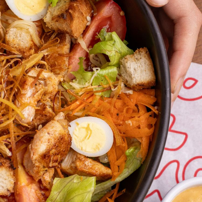 Alface fresca, tomate, cenoura, ovos de codorna, croutons dourados, Frango grelhado, acompanha molho rosê.