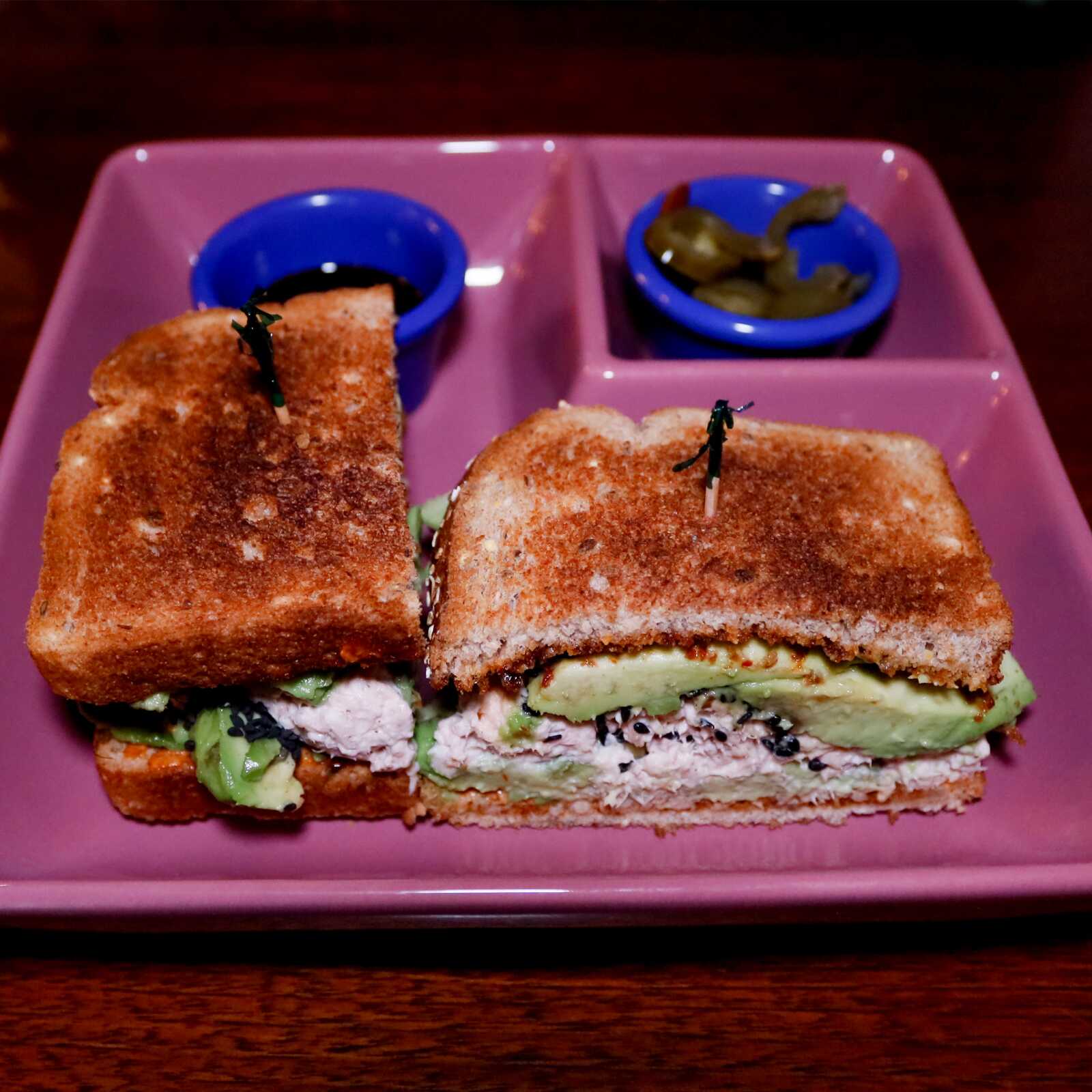 Sándwich Aguacate con Atún Regular