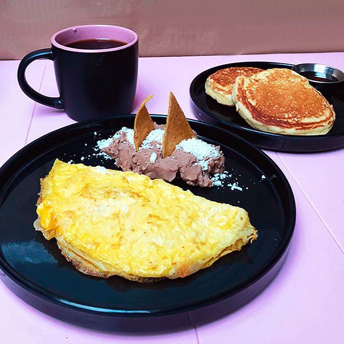 Omelette de Queso + Café + 2 Mini Hot Cakes