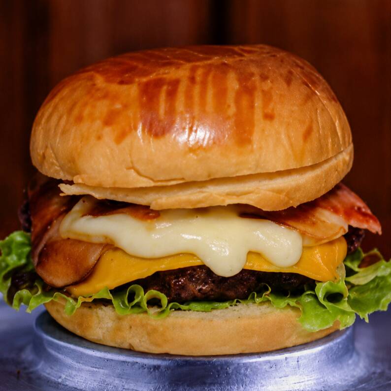 Pão brioche macio com hambúrguer de fraldinha suculento, cheddar, presunto, Catupiry cremoso, bacon crocante, alface americana e tomate. Uma combinação marcante e irresistível.