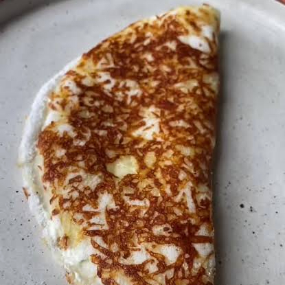 Tapioca rendada super crocante por fora e macia por dentro, recheada com muito queijo coalho derretido e puxando. Simples, clássica e viciante — impossível comer só uma!