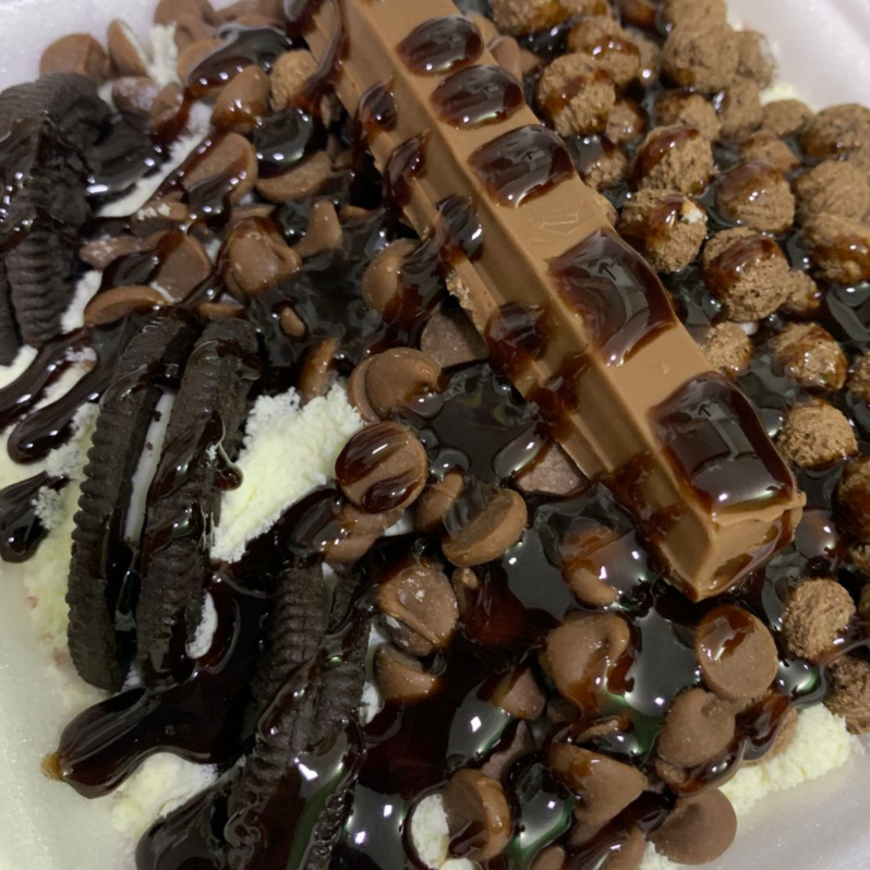 Opção p/ quem curte o açaí com opções voltada p/ o chocolate. O mesmo vai com os seguintes complementos: Leite Em Pó, Cereal Chocolate, Gotas De Chocolate, Bis, Biscoito Oreo, Calda De Chocolate e Ovomaltine.