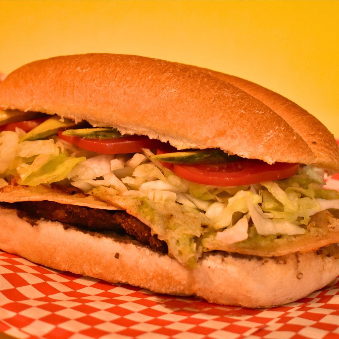 Torta Sencilla Milanesa Res + 1 Agua de Jamaica