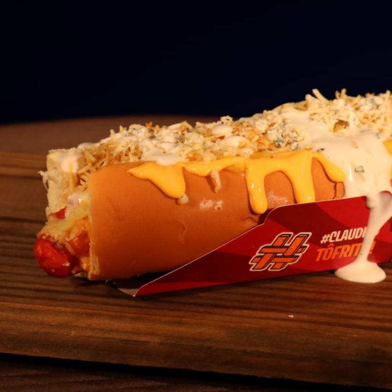 Pão, salsicha, molho de tomate, molho cheddar, maionese, ketchup, mostarda, molho mil ilhas, queijo provolone, roquefort, mussarela, tomate, milho, ervilha, salsa, queijo parmesao e batata palha.