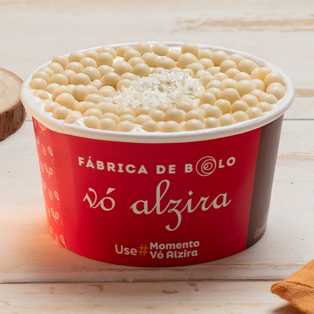 Bolo de Pote caseiro, feito com duas camadas de bolo de abacaxi, com recheio e cobertura deliciosa da mistura cremosa de leite condensado com coco ralado e finalizado com bolinhas choco power ball branco e coco ralado polvilhado. Imagem meramente ilustrativa.