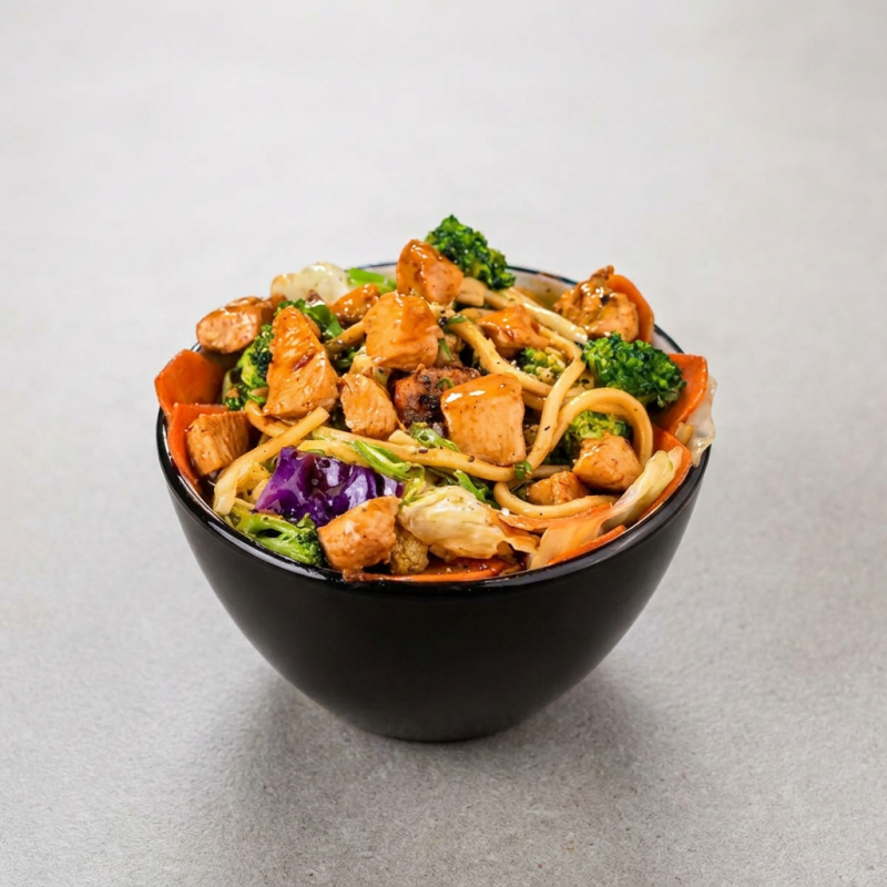 Macarrão salteado no óleo de gergelim com tiras de frango deliciosas, brócolis, repolho roxo e verde, cenoura e pimentões coloridos, finalizado com um molho levemente adocicado.