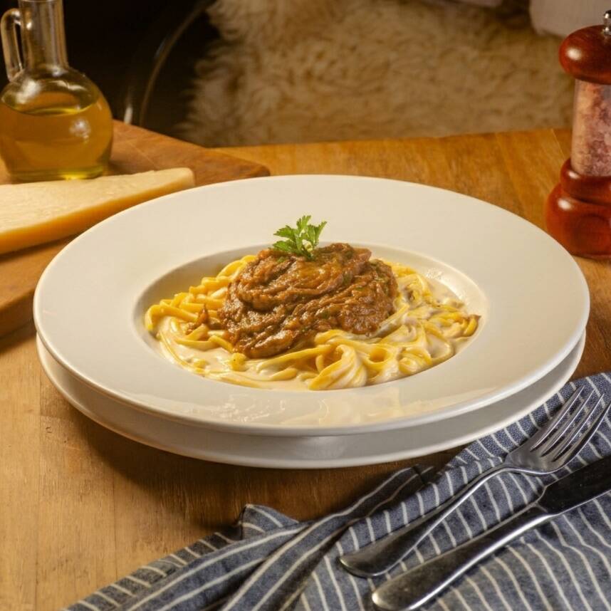 Massa artesanal recheada com frango desfiado e Catupiry. Servida em molho branco suave e saboroso. Acompanha Entrada e Sobremesa Grátis!!!