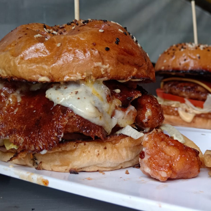 HAMBURGUESA DE BONELESS