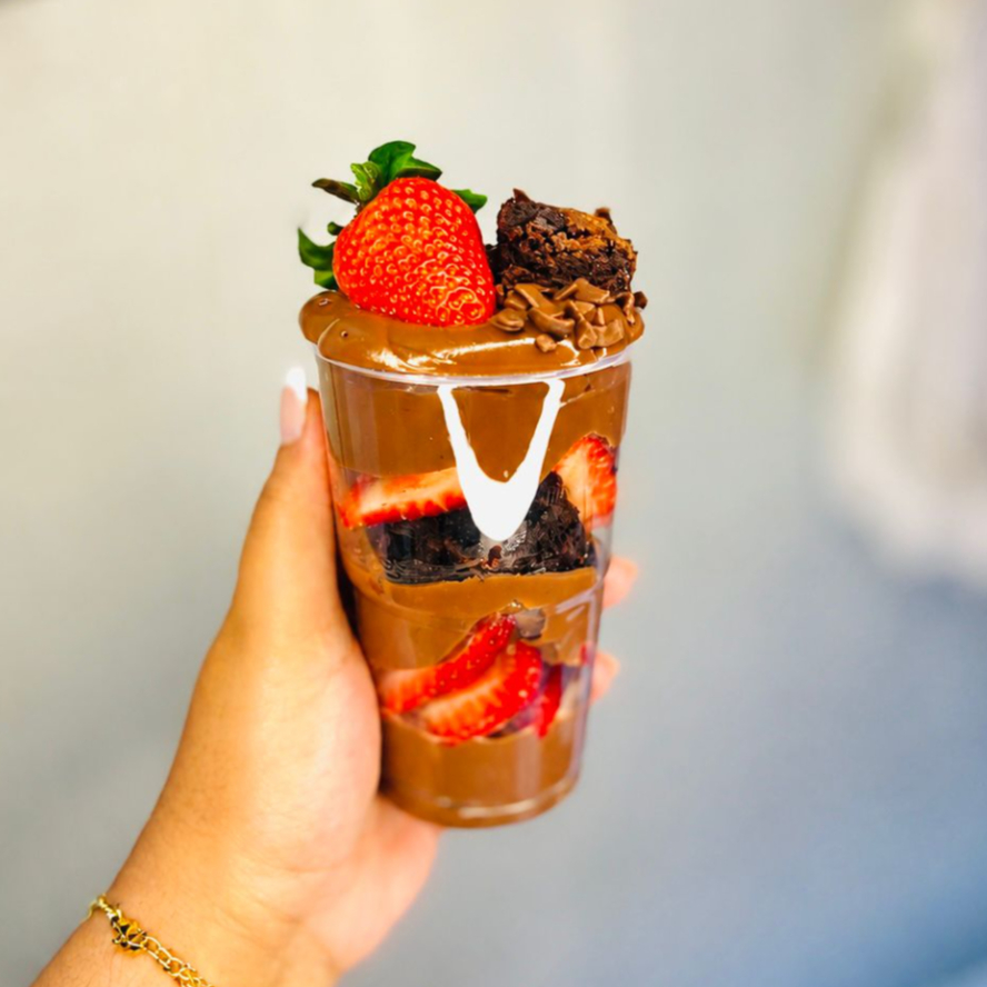 Brigadeiro de chocolate 50% cacau, morangos em fatias, mais uma camada de brigadeiro de chocolate 50% cremoso e brownie crocante por fora e molhadinho por dentro! Finalizado com morango e brownie. Copo de 300ml Peso final 350ml LEIA A DESCRIÇÂO