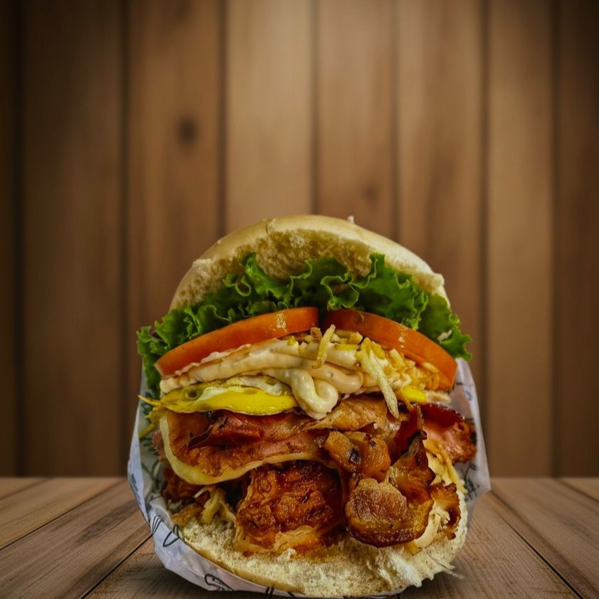 Pao , carne 1 , bacon, calabresa , ovo, queijo, presunto , alface , tomate , cebola , milho , ervilha , azeitona , ovo codorna , batata palha , molho verde , kechut , maionese alho