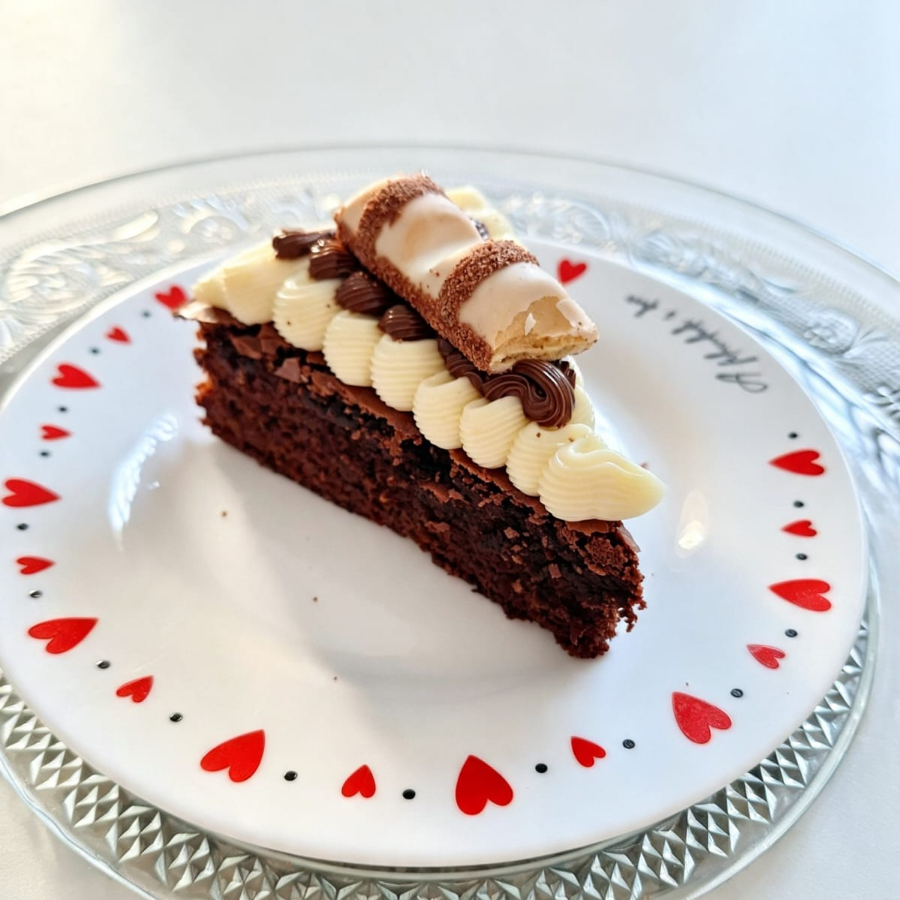 Fatia de brownie coberto com brigadeiro de ninho, nutella purinha finalizado com kinder bueno. peso aprox 150 gr