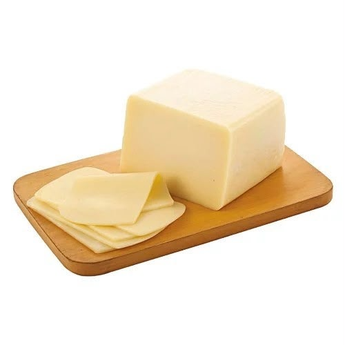 Mussarela fatiada, macia e saborosa, perfeita para lanches, cafés da manhã e receitas.