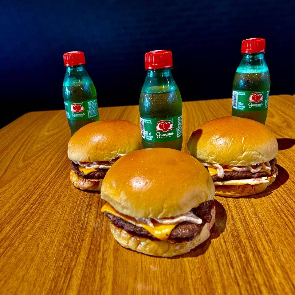 Pão Brioche, Hambúrguer Artesanal 100g, Cheddar Cremoso, acompanhada com delicioso Baconese + 3 Guaraná 200 ml.