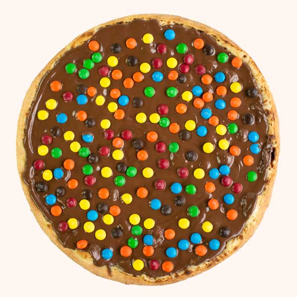 Feita com maçã, chocolate branco flambado, canela e leite condensado.