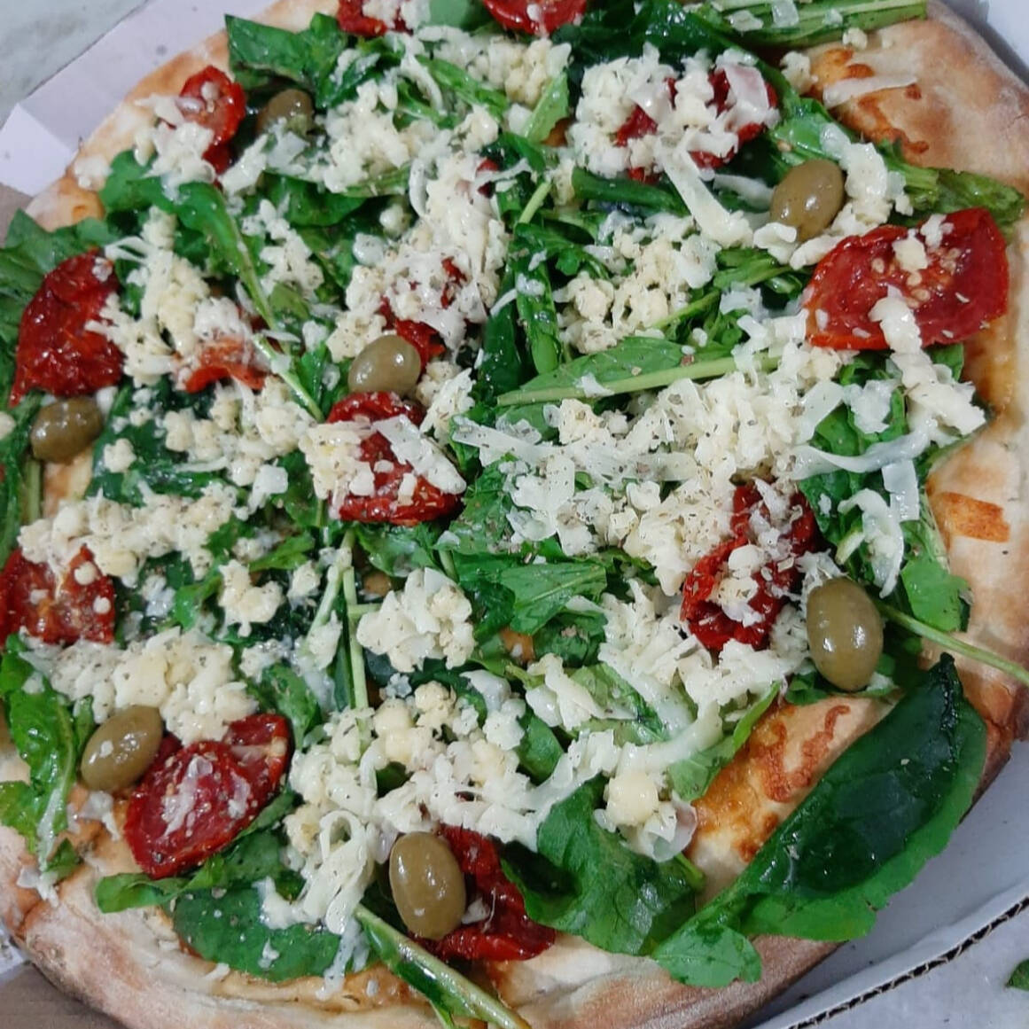 muçarela, molho, palmito, rúcula e tomate seco