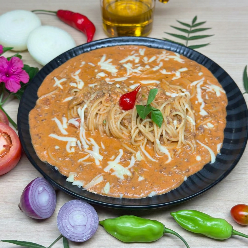 Espaguete Cremoso com Carne Moída (aprox. 500g) Macarrão envolto em molho cremoso com carne moída bem temperada. Porção generosa, sabor caseiro e irresistível!