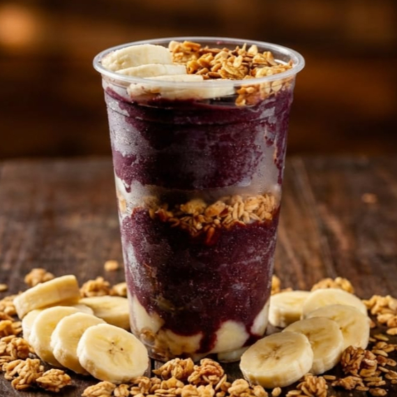 Açaí Premium enviado em embalagem térmica, acompanhado de granola e banana, enviados separadamente. Foto meramente ilustrativa. Todos os nossos produtos são enviados em embalagem térmica de isopor, e os complementos são sempre enviados à parte.