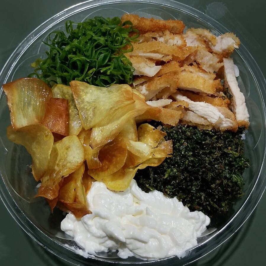 arroz japonês
Frango empanado
batata chipes
Colve crispe
creme cheasse
cebolinha
gergelim