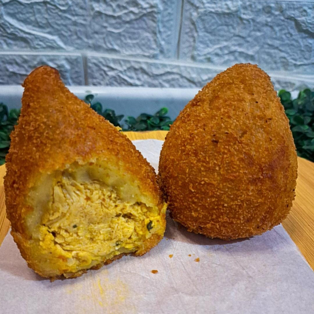 Nossa saborosa coxinha da casa sabor frango. Aproveite! Disponível por tempo limitado.