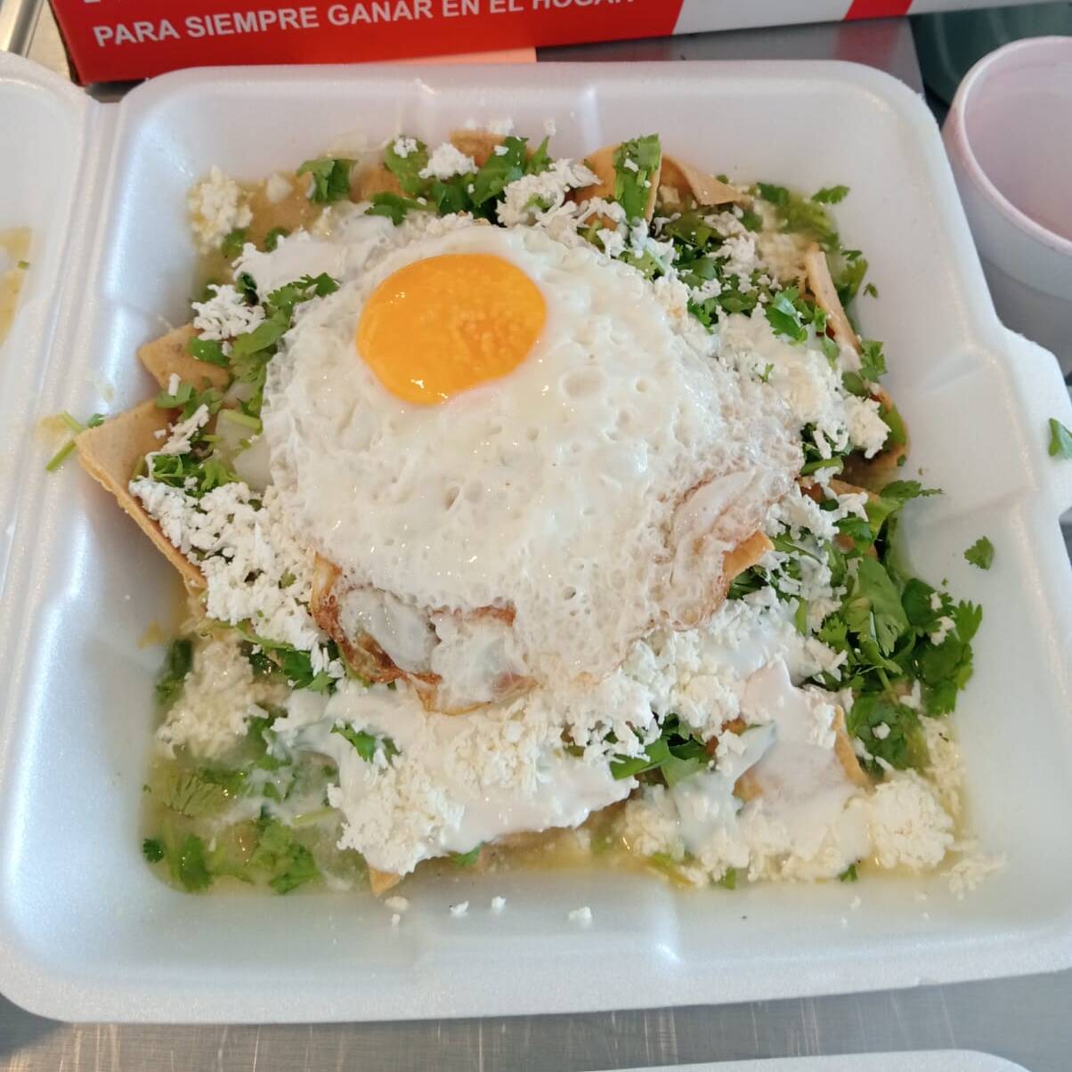 Chilaquiles con huevo estrellado