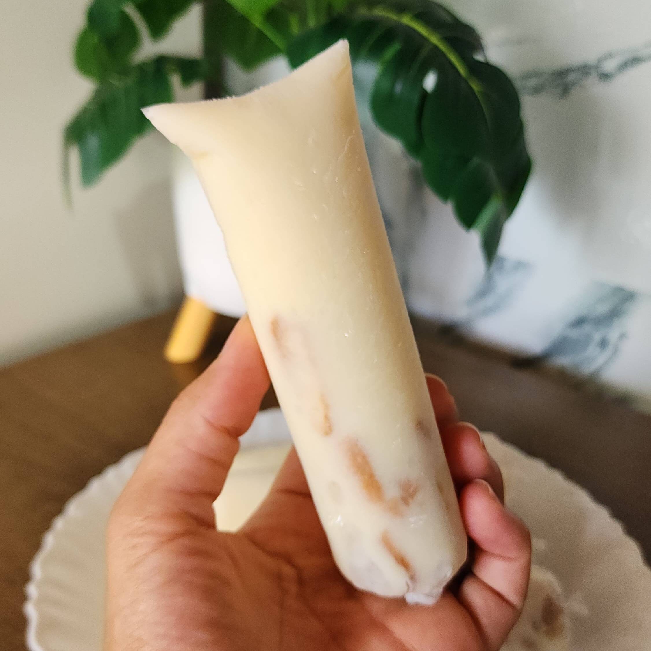 Geladinho cremoso com sabor marcante de torta de limão, combinando o azedinho equilibrado do limão com a doçura na medida certa. Feito com base super cremosa e finalizado com pedaços de biscoito de Maizena, que trazem a textura da tradicional base de torta em cada mordida. Refrescante, saboroso e irresistível perfeito para quem ama sobremesas com aquele toque cítrico especial