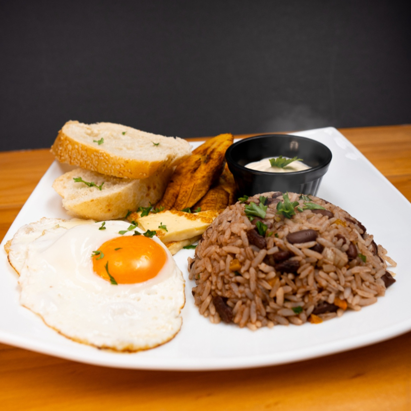 Gallo Pinto Garden + Bebida