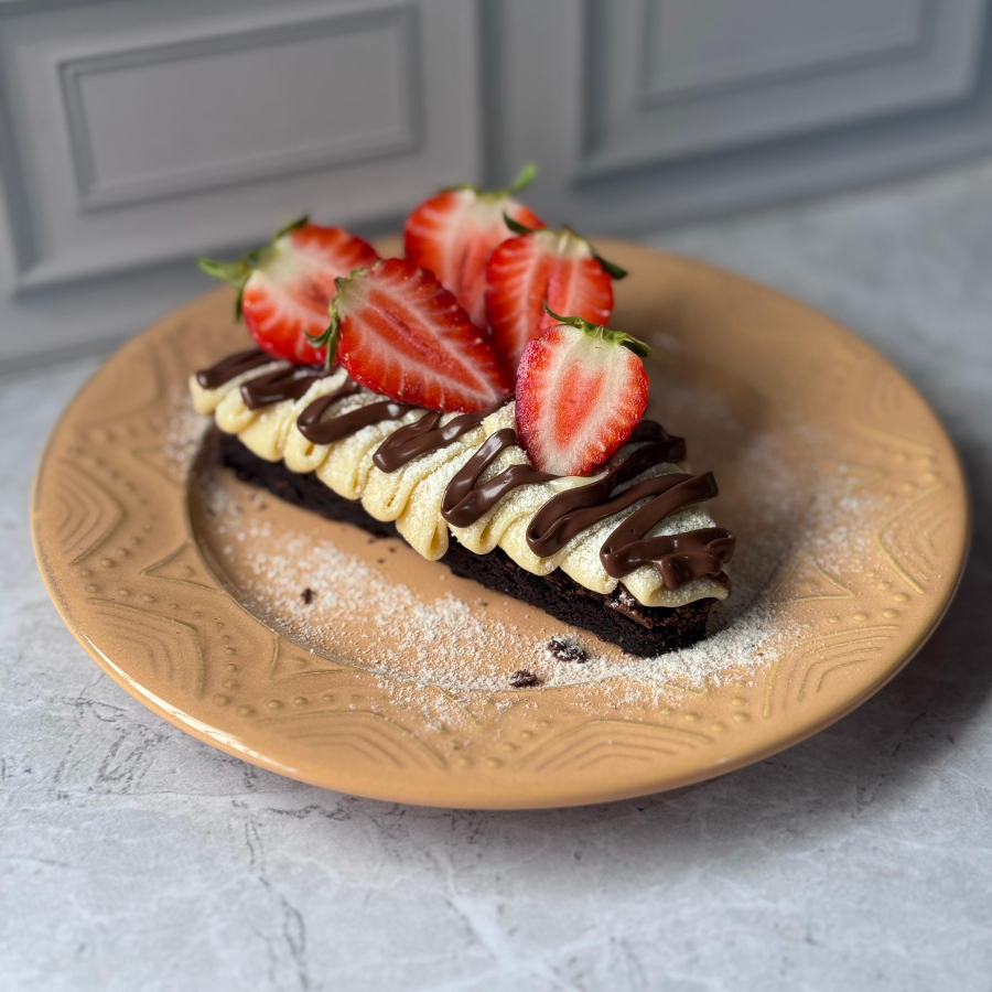 1 Fatia de Brownie Tradicional Brigaduco 1 Morango Fresco * Brigadeiro de Ninho Original feito com Leite Condensado integral * Nutella Original.