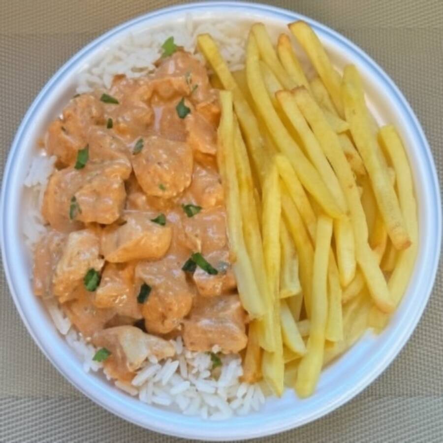 Marmita com delicioso filé de frango ao molho estrogonofe acompanhado de arroz branco e batatas fritas Marmita indicada para 01 pessoa.