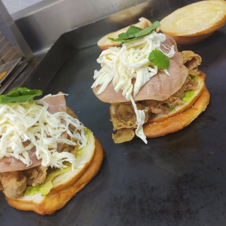 Cemita de milanesa de pollo pechuga