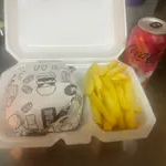 1 Burguer da Casa ( Pão de Brioche , Ovo , Blend Bovino 160g , Presunto , Mussarela ,Bacon , Alface , Tomate ,Maionese Verde da Casa ) , acompanha Fritas + Coca-Cola lata 350ml