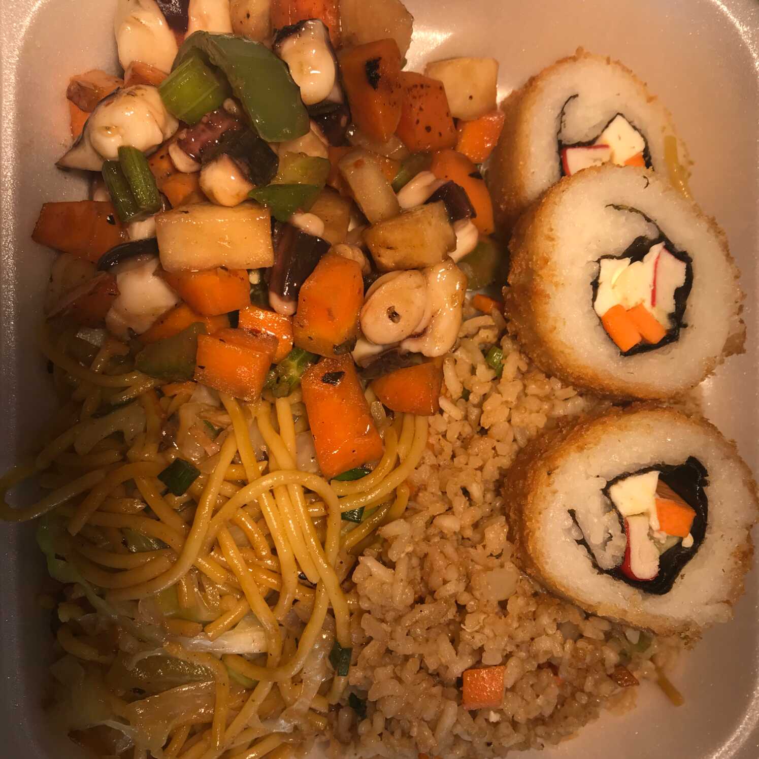 Tallarín y arroz, sushi y calamar