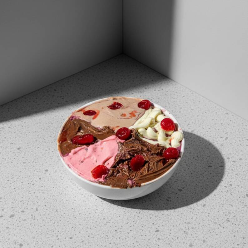 Uma combinação sofisticada e irresistível! São 1 litro de açaí cremoso acompanhado de brigadeiro, cerejas selecionadas, creme de Ninho e uma deliciosa mousse de chocolate. A mistura perfeita entre cremosidade, doçura e o toque especial das cerejas, garantindo uma experiência única a cada colherada. Ideal para compartilhar ou se deliciar sem moderação!