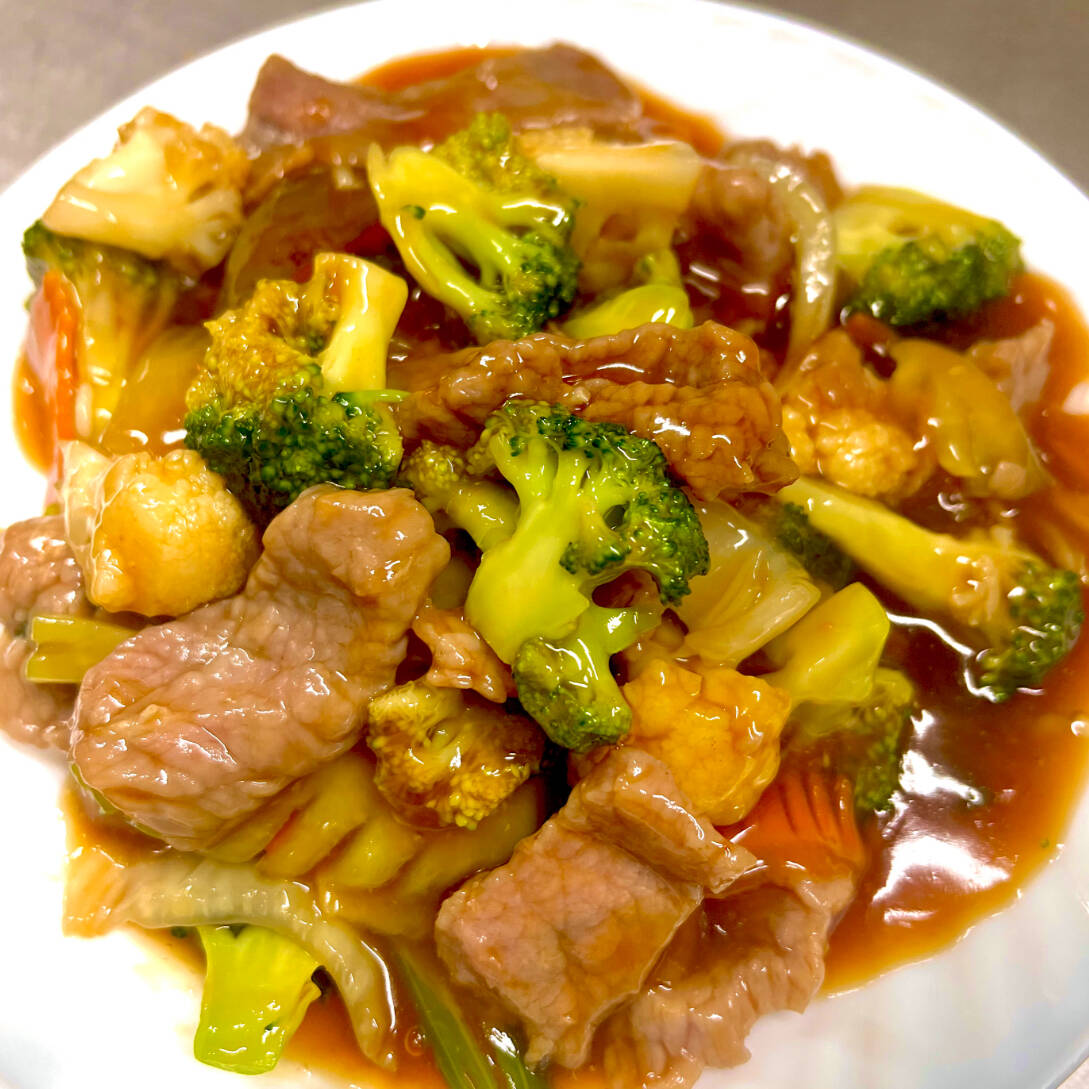 50. Chop suey con carne de res en salsa