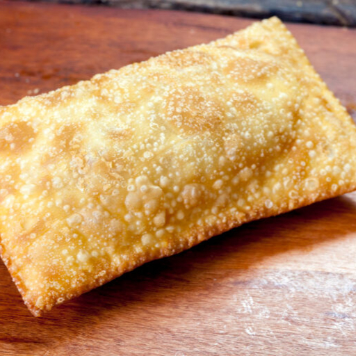 Nosso pastel grande 20 cm (1 unidade ), feito para quem tem fome de verdade 😋 Massa crocante, recheio generoso e tamanho que impressiona. 🥟 Sabores à escolha: Carne ,Queijo, Frango ou Calabresa 🥤 Acompanha: 1 Refrigerante 200 ml (Coca-Cola ou Pepsi Twist)(Massa tradicional ,não trocamos itens da promoção)