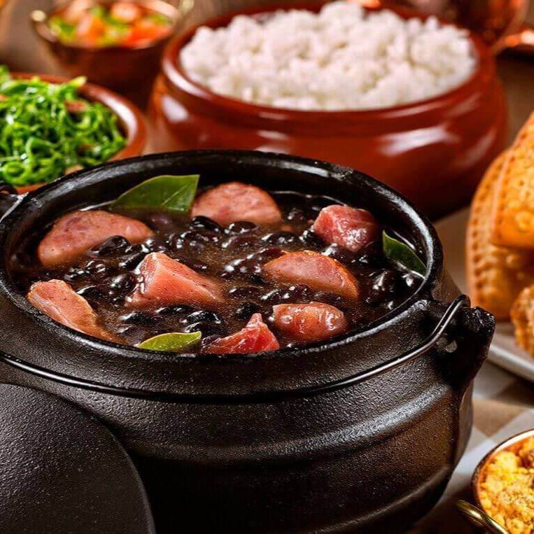 Feijoada, arroz, couve, farinha, vinagrete ,pururuca, laranja banana frita