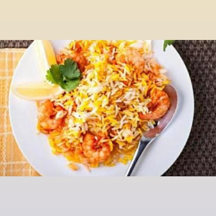 Risoto de camarão com molho encorpado de iogurte, castanha de caju e amêndoas, coentro e massala.