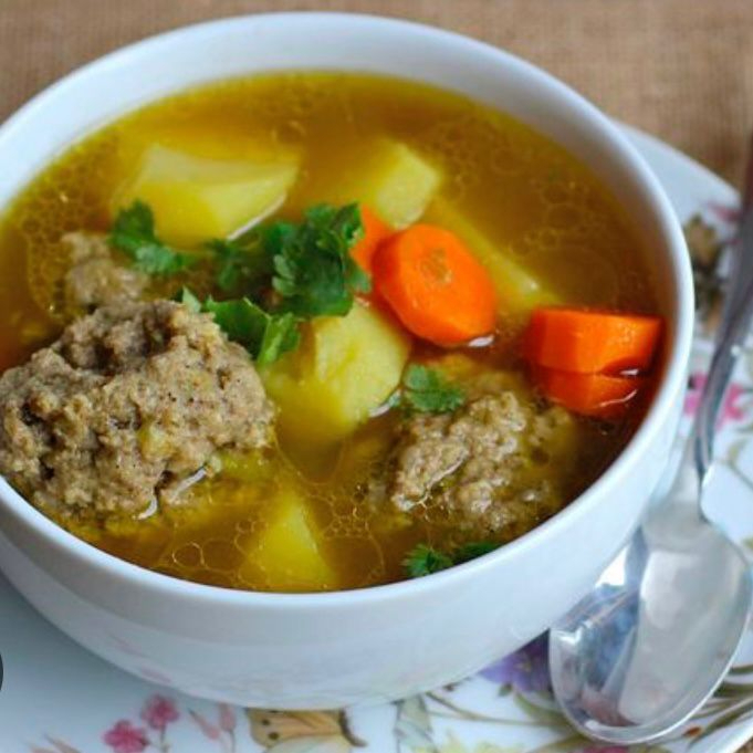 CALDO DE ALBONDIGAS Y VERDURAS