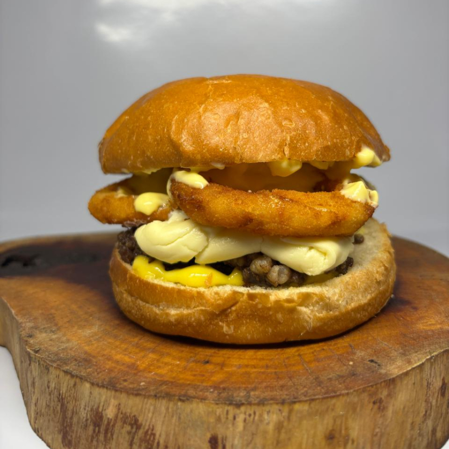 belissimo pão de alta qualidade, onion rings crocantes, 1 carne 100% bovina, bastante cream cheese derretido finalizado com nossa maionese da casa