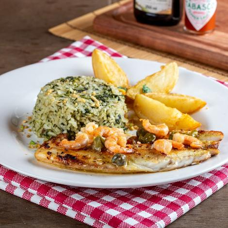 Tilápia Grelhada c/ molho de Camarão com Alcaparras, Arroz de Brócolis e Batata Rústica