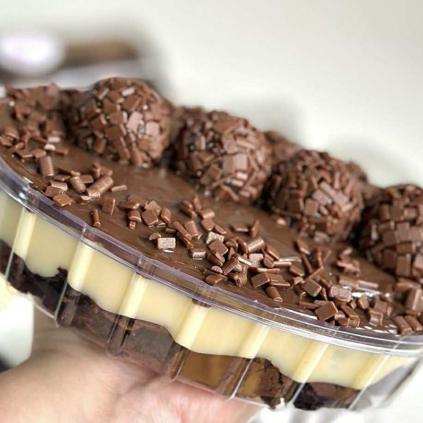 chocolate cremoso , brawnie , creme de ninho , finalizado com brigadeiros peso 600 gr serve 4 pessoas