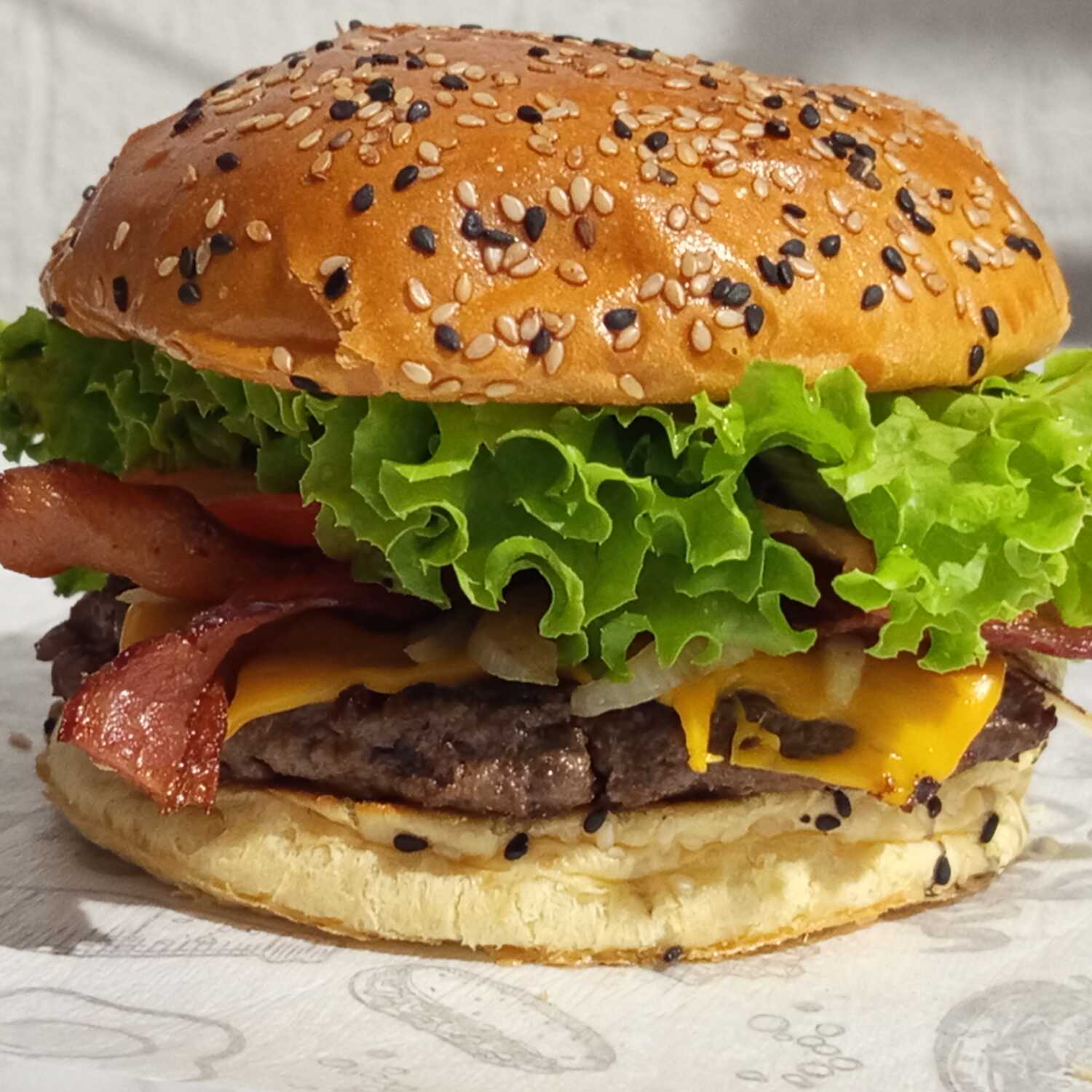 Pão brioche , carne 140g, 2 fatias de cheddar, bacom, cebola, alface tomate e molho verde!