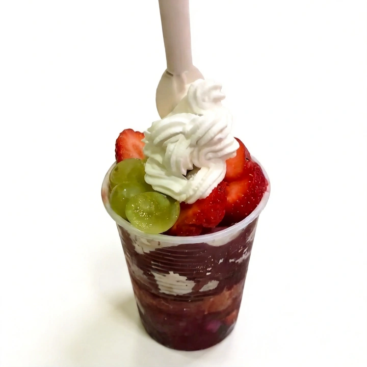 Feito especialmente para os pequenos! Um copo na medida certa, com o verdadeiro açaí da Amazônia — cremoso, geladinho e delicioso. Monte com coberturas leves e deixe as crianças aproveitarem o sabor Mawak com alegria e energia!