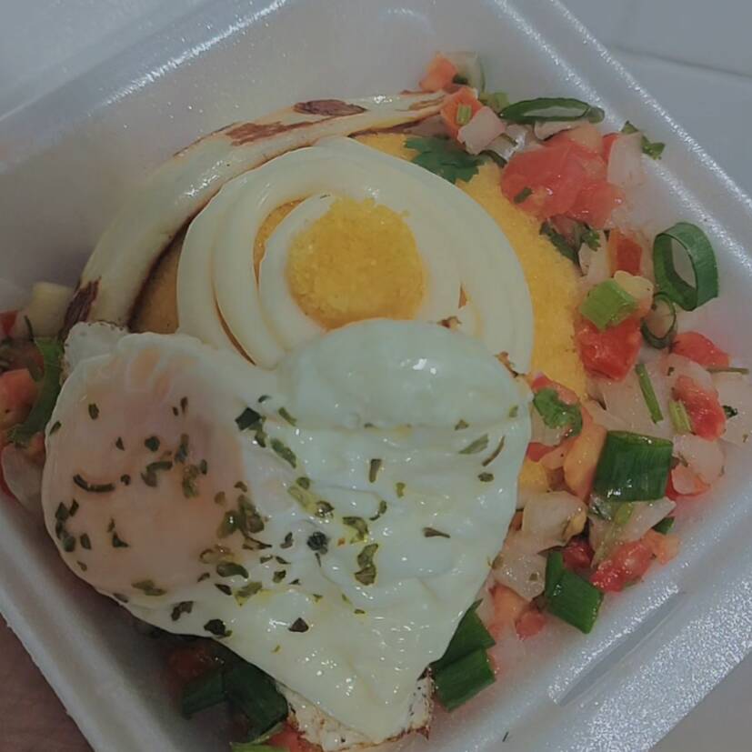 Cuscuz de frango com catupiry, feito com massa macia e bem temperada, recheado com frango desfiado suculento e bastante catupiry cremoso. Acompanha queijo coalho dourado na chapa, vinagrete tradicional e ovo frito. Uma combinação completa, saborosa e bem servida, perfeita para qualquer hora do dia.