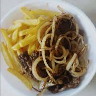 Arroz , feijão , macarrão , farofa , legumes refogados , bife acebolado , acompanha salada .