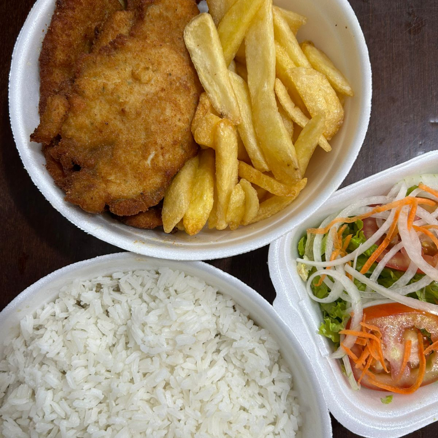 Arroz, Feijão , Fritas e Salada ( Alface, Tomate e Cebola)