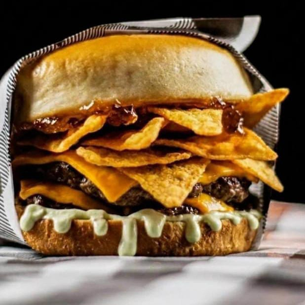 Nachos Pepper- Pão brioche, maionese da casa, hamburguer blend, queijo cheddar, doritos e geleia de pimenta.