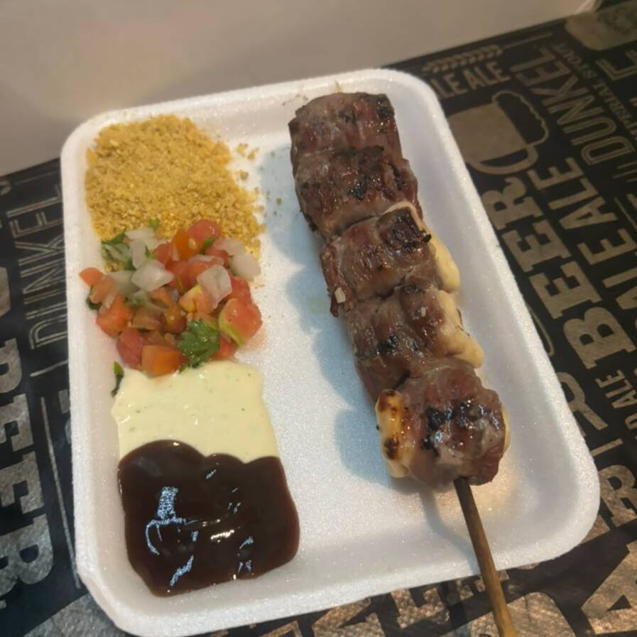 Delicioso espetinho de carne de sol com queijo, preparado na brasa para ficar douradinho, suculento e cheio de sabor, com aquele toque especial do queijo derretido! Acompanha 4 acompanhamentos à sua escolha entre nossas opções: farofa, vinagrete, molho barbecue e creme de alho. Você escolhe seus favoritos e monta seu prato do seu jeito!5