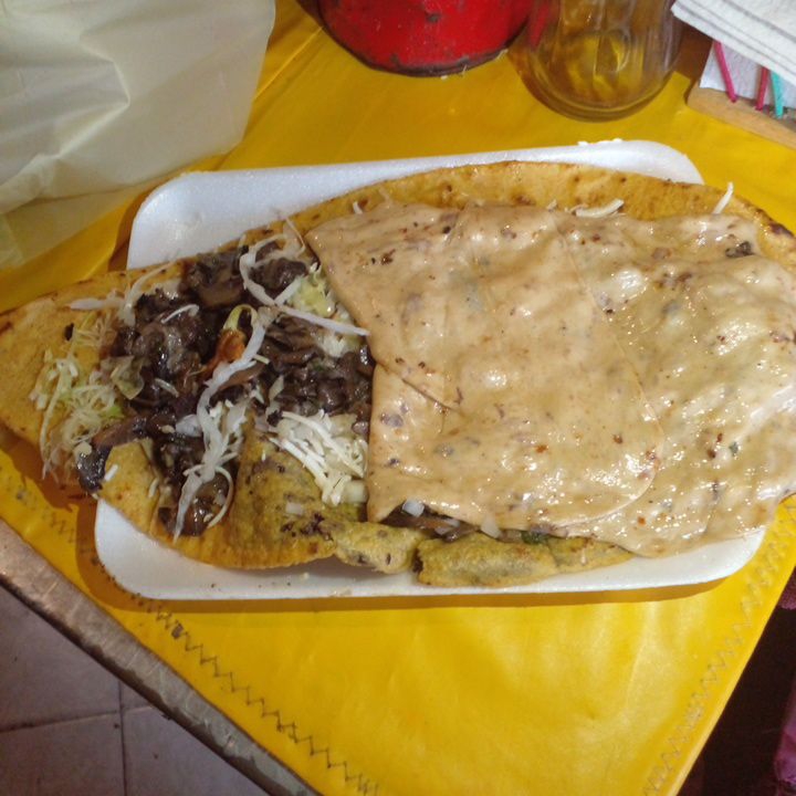 Huarache Champiñón con Quesillo
