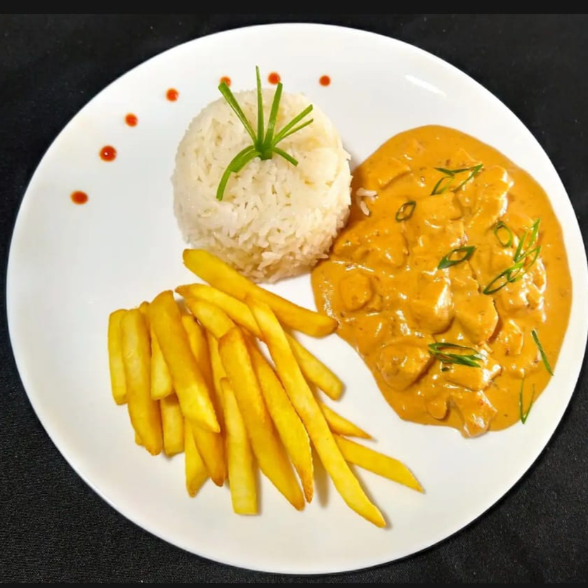 Strogonoff de frango com batata frita